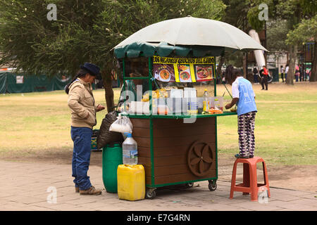 Nicht identifizierte Personen am Snack stehen Verkauf Fotzen (weiße Bohnen) in El Ejido-Park in Quito, Ecuador Stockfoto