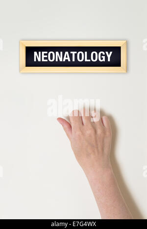 Weibliche Hand klopft an Neonatologie Tür für eine ärztliche Untersuchung Stockfoto