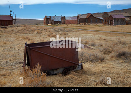 Rostige Bergbau Wagen und alten Gebäuden entlang der Main Street, Geisterstadt Bodie, östliche Sierra, Kalifornien, USA Stockfoto