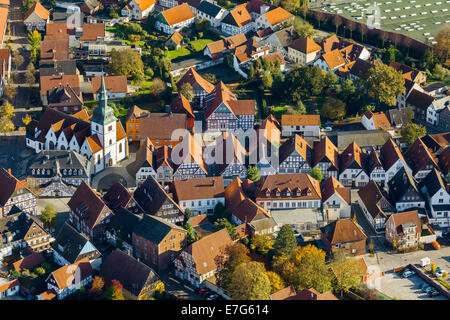 Altstadt mit Fachwerkhäusern und die Kirche des Hl. Johannes der Täufer, Rietberg, Ostwestfalen-Lippe Stockfoto