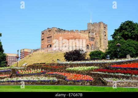 Blick auf den Schlossgarten und die normannische Burg, Tamworth, Staffordshire, England, Vereinigtes Königreich, West-Europa. Stockfoto