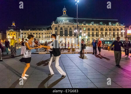 Bordeaux, Frankreich, Straßenszenen, Paare Swing Tanz am Stadtplatz, Place de la Bourse, bei Nacht, Rock'n'Roll Stockfoto