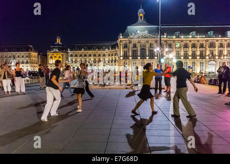 Bordeaux, Frankreich, Straßenszenen, Crowd French Teen und Adult Couples Rock'n'Roll Dancing on Town Square, 'Place de la Bourse', bei Nacht, Teens DANCING ON Street Stockfoto