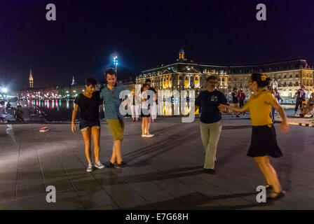 Bordeaux, Frankreich, Straßenszenen, Paare, die auf dem Stadtplatz tanzen, Place de la Bourse, bei Nacht, Teenager, DIE AUF der Straße TANZEN Stockfoto