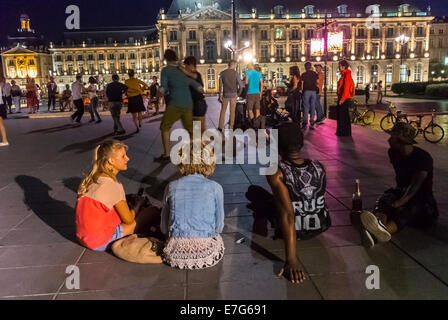 Bordeaux, Frankreich, Straßenszenen, Paare tanzen auf dem Stadtplatz, Place de la Bourse, nachts, Teenager unterhalten sich, tanzen draußen Leute, Gruppe von Freunden in der Urlaubsstadt [hinten] vielfältige Menschenmenge europa frankreich Stockfoto