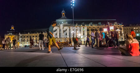 Bordeaux, Frankreich, Straßenszenen, Paare tanzen auf Stadtplatz, Place de la Bourse, Masse bei Nacht Stockfoto