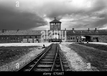 Hauptwache und Zug verfolgt, Vernichtungslager Auschwitz II-Birkenau, Oswiecim, Polen Stockfoto