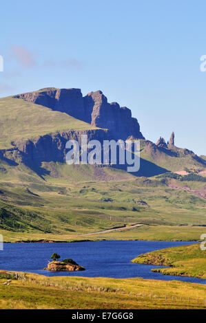 Blick über Loch Fada, The Storr mit der Old Man of Storr Fiale, Halbinsel Trotternish, Ross, Skye und Lochaber Stockfoto