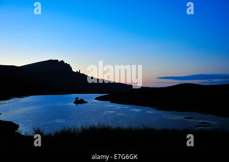 Blick in der Abenddämmerung über Loch Fada, The Storr mit der Old Man of Storr Fiale, Halbinsel Trotternish, Ross, Skye und Lochaber Stockfoto