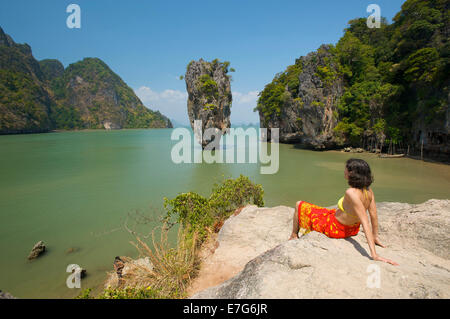 Frau mit Blick auf Khao Phing Kan oder James Bond Island, Krabi, Thailand Stockfoto