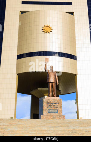 Independence Memorial Museum mit Statue des Gründervaters Dr. Sam Nujoma, Windhoek, Namibia Stockfoto