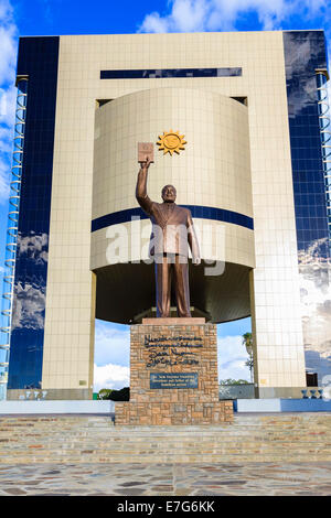Independence Memorial Museum mit Statue des Gründervaters Dr. Sam Nujoma, Windhoek, Namibia Stockfoto