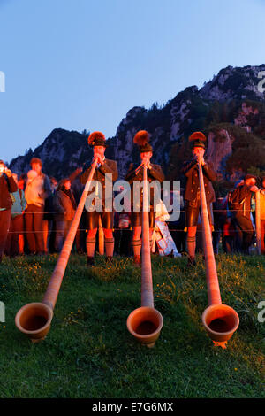 Alphornbläser im Schein der Lagerfeuer, Sommer-Sonnenwende-Festival an der Kampenwand Aschau Im Chiemgau, Chiemgauer Alpen Stockfoto