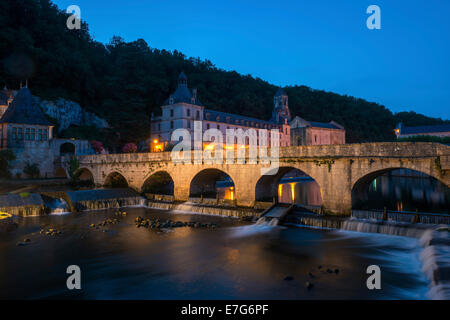 Abtei von Saint-Pierre und Pont Coudé Brücke, Brantôme, Périgord, Dordogne, Aquitaine, Frankreich Stockfoto