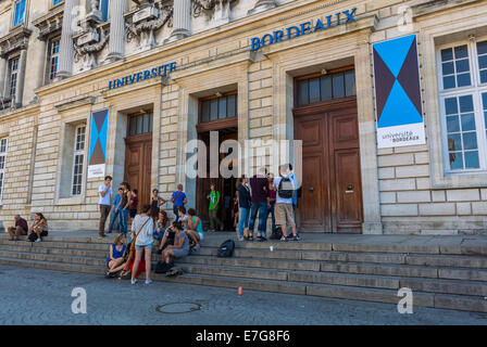 Bordeaux, Frankreich, Straßenszenen, die Menge von Universitätsstudenten hängt ab, draußen wartet, Gebäude an der Bordeaux University, Teenager außerhalb der Stadt, Campus-Gespräche, Stockfoto