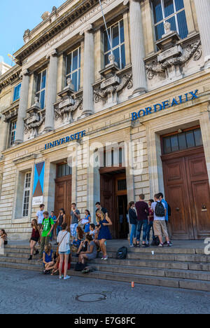 Bordeaux, Frankreich, Straßenszenen, Menschenmenge, Studentinnen und Studenten, die abhängen, vor dem Gebäude der „Bordeaux University“ Stockfoto