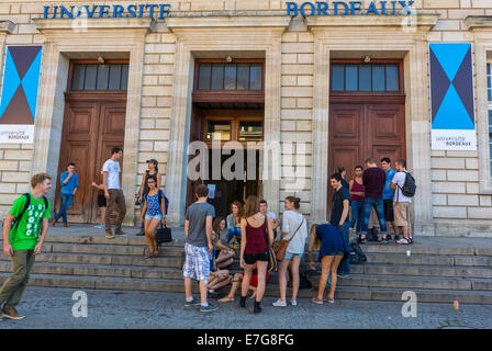 Bordeaux, Frankreich, Straßenszenen, Universitätsstudenten hängen ab, warten, Bauen an der "Bordeaux-Universität", viele Teenager, die draußen reden Stockfoto