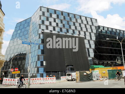 Wie ein blinder Schutz ein großer Vorhang ein Teil der verglasten Fassade der neuen Universität-Bibliothek in Freiburg (Deutschland) mantles. Manchmal die Sonne spiegelt sich stark durch die verglasten Fassade und blendet Autofahrer. Stockfoto