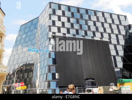 Wie ein blinder Schutz ein großer Vorhang ein Teil der verglasten Fassade der neuen Universität-Bibliothek in Freiburg (Deutschland) mantles. Manchmal die Sonne spiegelt sich stark durch die verglasten Fassade und blendet Autofahrer. Stockfoto