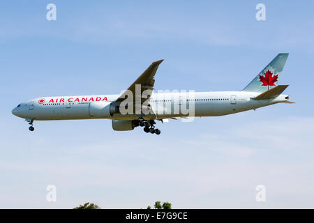 Air Canada Boeing 777-300 nähert sich Start-und Landebahn 27L am Flughafen London Heathrow. Stockfoto