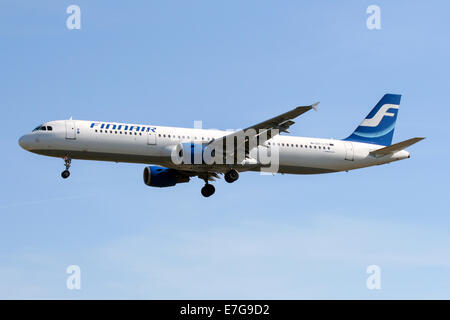 Finnair Airbus A321 nähert sich Start-und Landebahn 27L am Flughafen London Heathrow. Stockfoto