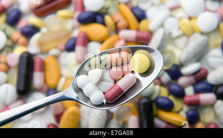 Tabletten und Pillen auf dem Tisch und auf einem Löffel, 18. August 2014 in Hamburg. Stockfoto