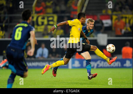 Signal-Iduna-Arena, Dortmund, Fussball Champions-League, Gruppenphase der Saison 2014/15 1. Spieltag Borussia Dortmund (BVB) - FC Arsenal 2:0---Nicht Aufzuhalten, Auch Nicht von Per Mertesacker (Arsenal, Re.) Pierre-Emerick Abuameyang (BVB) Bei seit Torschuss Zum 2:0 Stockfoto