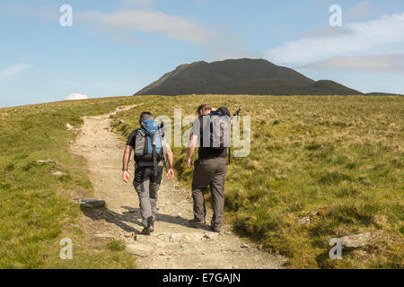 Zwei männliche Wanderer Fuß, bis der Stein Weg auf den Gipfel/Gipfel des Ben Lomond Stockfoto