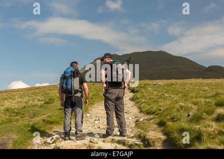 Zwei männliche Wanderer ausruhen vor Fahrtantritt auf dem Weg zum Gipfel des Ben Lomond. Stockfoto