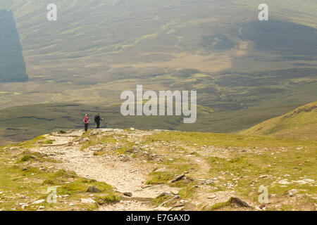 Zwei Hügel Wanderer in den Schatten gestellt durch die Landschaft und die Weite des Landes in Schottland Stockfoto