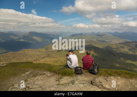 Zwei Männer einen Blick über die weiten Hügel von Schottland auf Ben Lomond. Stockfoto