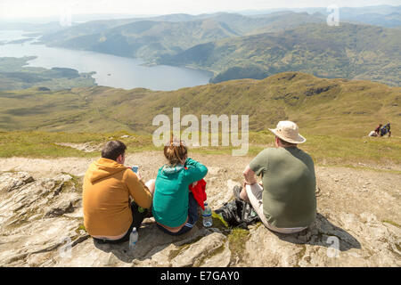 Wanderer genießen die Aussicht vom Gipfel des Ben Lomond Stockfoto