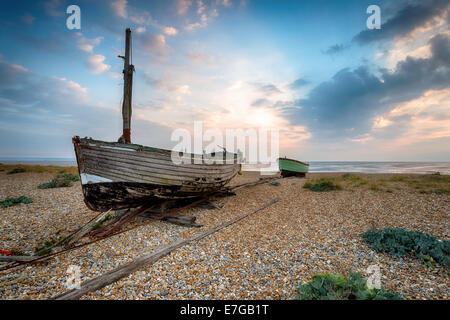 Angelboote/Fischerboote auf einem Kiesstrand bei Lydd-sur-mer in Romney Marsh, Kent Stockfoto