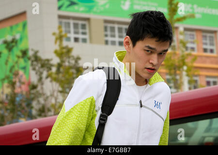 Incheon, Südkorea. 17. Sep, 2014. Chinesische Swimming Athleten Sun Yang verlässt das Athleten Dorf um eine Ausbildung als die Asienspiele Ansätze in Incheon, Südkorea, am 17. September 2014 haben. Bildnachweis: Zhang Fan/Xinhua/Alamy Live-Nachrichten Stockfoto