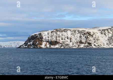 Rocky Mountain auf der kalten Küste der Insel Magerøy im Winter, 23. Februar 2014 Stockfoto