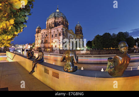 Deutschland, Berlin, Spree am Flussufer, Bronze Skulpturen, Kunst, Berlin, Nacht, Fluss, Reisen, Tourismus, Sightseeing, Hauptstadt, Berlin bei Nacht, Wilffried Fitzenreiter, 1932 bis 2008, Künstler, Open-Air-Kunst, Kultur, Protestantic Kirche, Zentrum von Ber Dome Stockfoto