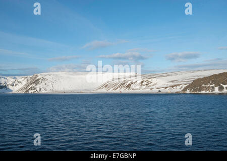 Einige Gebäude auf der verschneiten Küste der Insel Magerøya, 23. Februar 2014 Stockfoto