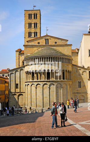 Arezzo, Toskana, Italien. Piazza Grande (Stadt Hauptplatz) Pieve di Santa Maria (Kirche - 12thC) Stockfoto