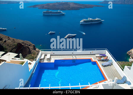 Blick auf Cruiseboat auf der Insel Santorin in Griechenland mit der vulkanischen neue Insel Nea Kameni von Schwimmbad Stockfoto