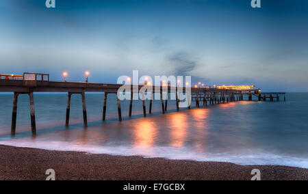 Nachts am Pier bei Deal in Kent Stockfoto