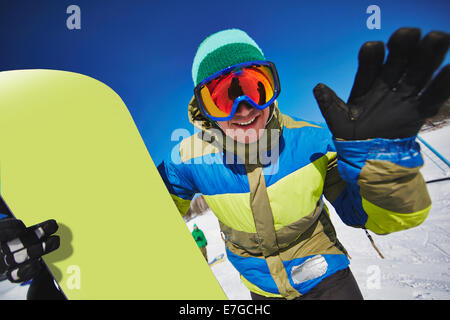 Junge Sportler mit Blick durch die Brille im Winterresort snowboard Stockfoto