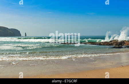 BIN BUACHAILLE EINE MASSIVE MEER STACK UND WELLEN ABSTURZ ÜBER FELSEN SANDWOOD BAY SUTHERLAND SCHOTTLAND Stockfoto