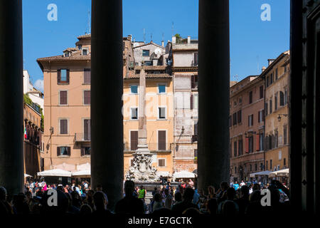 Italien: Piazza della Rotonda in Rom, vom damaligen Pantheon Eingang aus gesehen. Foto vom 5. September 2014. Stockfoto