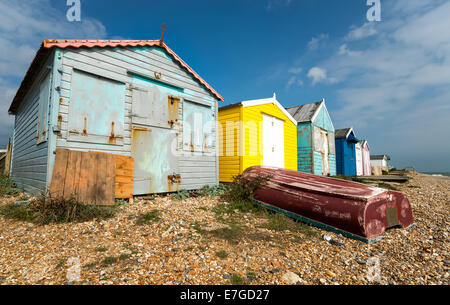 Eine Reihe von bunten Strandhäuschen auf einem Kiesstrand am St Leonards On Sea in Hastings, East Sussex Stockfoto