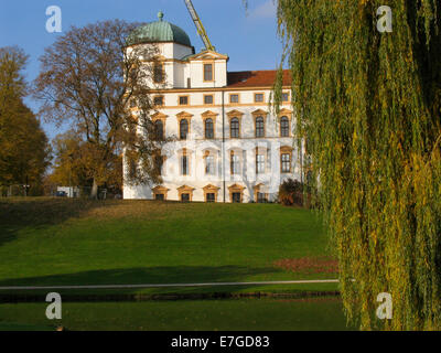 Schloss mit Parkanlage. Das großherzogliche Schloss, sicherlich die wichtigste Sehenswürdigkeit der Stadt, stammt aus dem 13. Jahrhundert. Im 14. Jahrhundert wurde die ehemalige Burg in eine fürstliche Residenz umgewandelt. Foto: Klaus Nowottnick Datum: 31.10.2011 Stockfoto