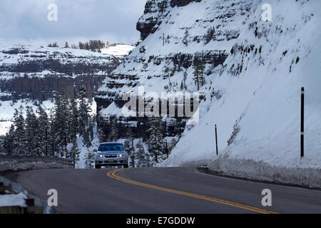 Schnee und Auto unterwegs bei Carson Sporn (Höhe 7990ft), Carson Pass Autobahn (SR 88), über die Sierra Nevada, Kalifornien, USA Stockfoto