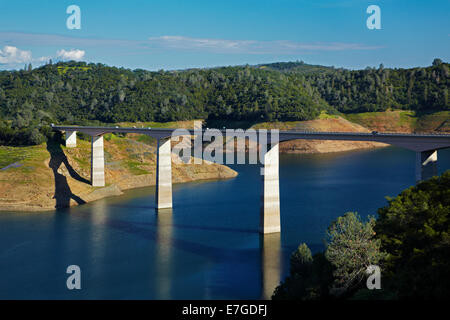 Archie Stevenot Brücke und neuen Melones Damm, Ausläufer der Sierra Nevada, Kalifornien, USA Stockfoto