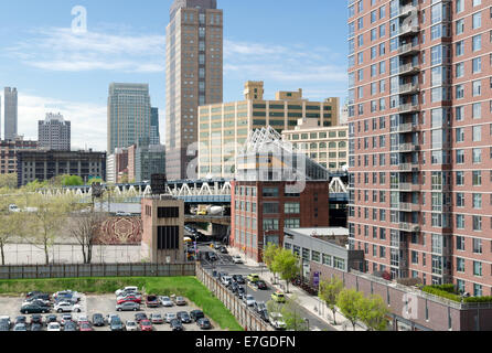 Dachterrasse mit Blick auf dumbo, die Manhattan Bridge und die Innenstadt von Brooklyn. Stockfoto