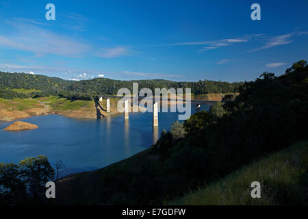 Archie Stevenot Brücke und neuen Melones Damm, Ausläufer der Sierra Nevada, Kalifornien, USA Stockfoto