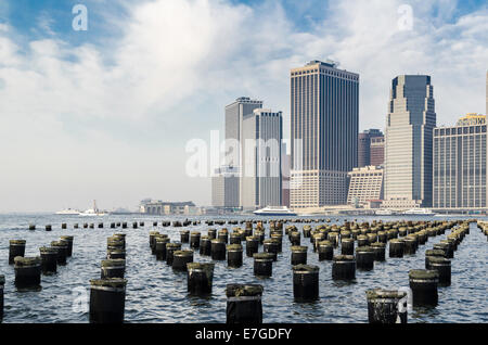 New York Hafen und die Skyline von Manhattan, mit Pier Pilings. Stockfoto